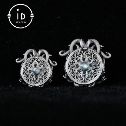 Anhänger „Schlafendes Auge“ · Silberner Medusa-Schmuck · Amulett der Göttin mit geschlossenem Auge, Quarz und Smaragd