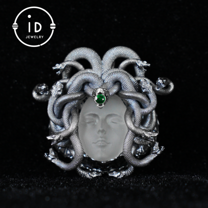 Anhänger „Schlafendes Auge“ · Silberner Medusa-Schmuck · Amulett der Göttin mit geschlossenem Auge, Quarz und Smaragd