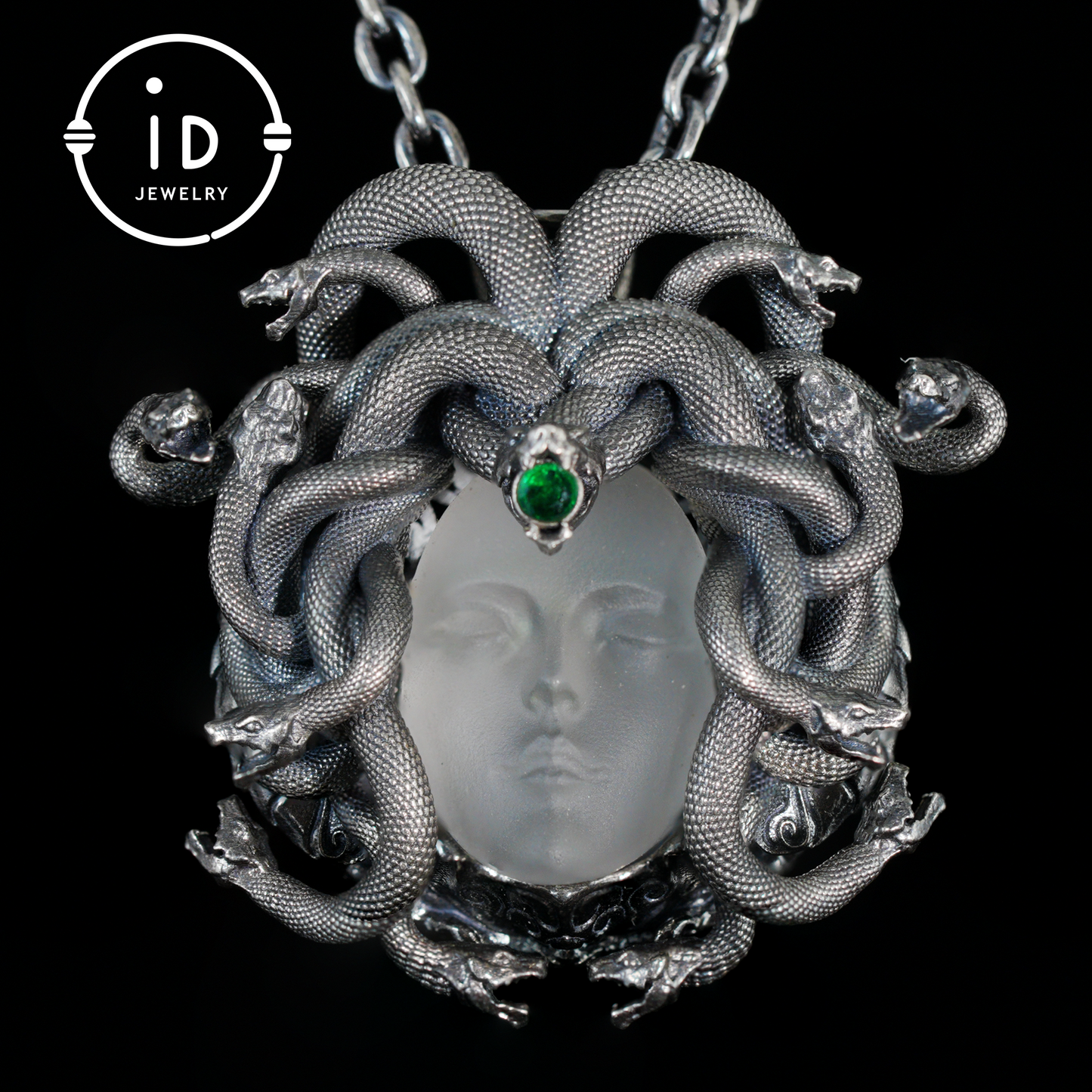 Anhänger „Schlafendes Auge“ · Silberner Medusa-Schmuck · Amulett der Göttin mit geschlossenem Auge, Quarz und Smaragd