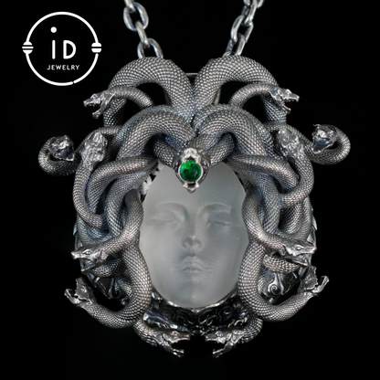 Anhänger „Schlafendes Auge“ · Silberner Medusa-Schmuck · Amulett der Göttin mit geschlossenem Auge, Quarz und Smaragd