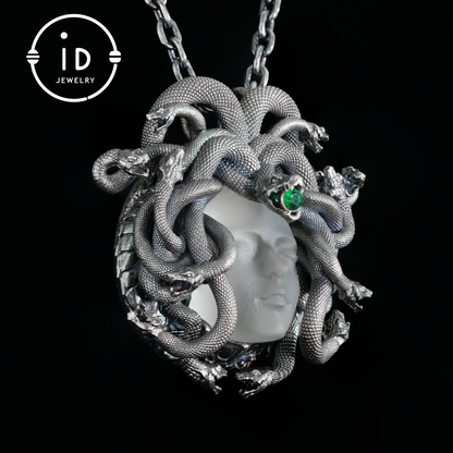 Anhänger „Schlafendes Auge“ · Silberner Medusa-Schmuck · Amulett der Göttin mit geschlossenem Auge, Quarz und Smaragd