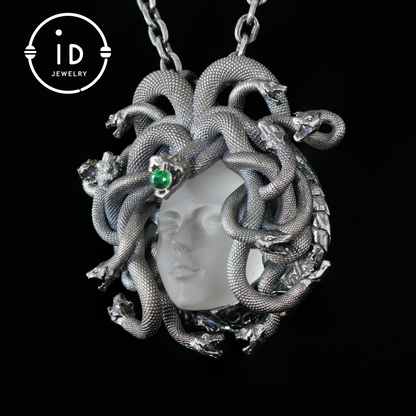 Anhänger „Schlafendes Auge“ · Silberner Medusa-Schmuck · Amulett der Göttin mit geschlossenem Auge, Quarz und Smaragd