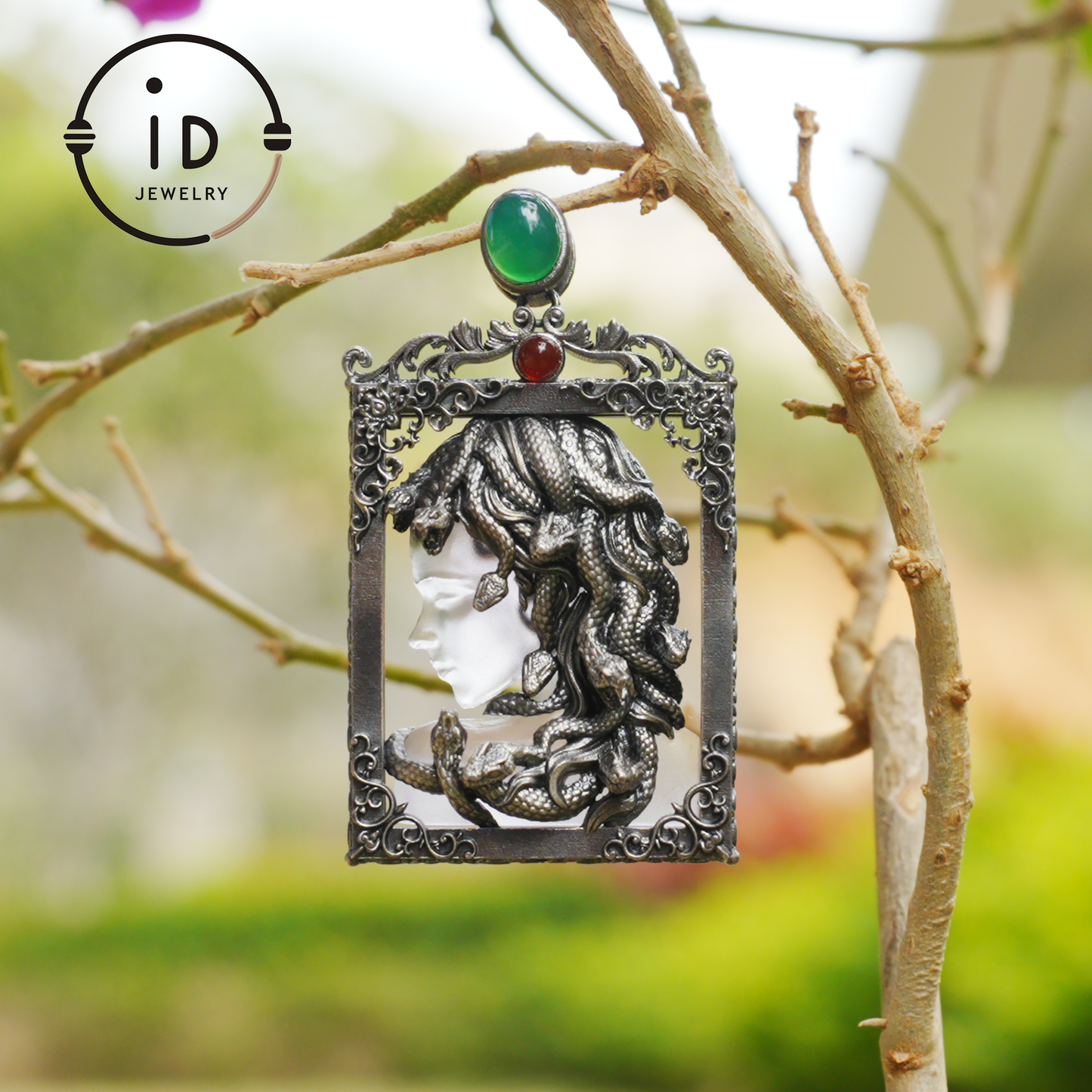 Medusa-Anhänger im Gothic-Stil – Handgefertigter Kunstschmuck mit Amethyst, Chalcedon, Symbol der griechischen Mythologie, Dark Fantasy Statement Piece 