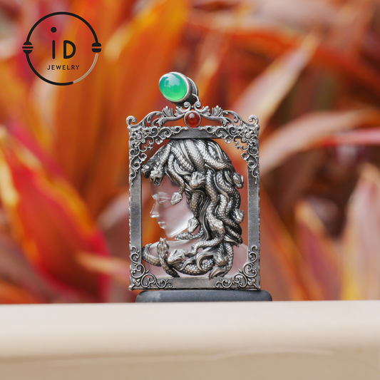 Medusa-Anhänger im Gothic-Stil – Handgefertigter Kunstschmuck mit Amethyst, Chalcedon, Symbol der griechischen Mythologie, Dark Fantasy Statement Piece 