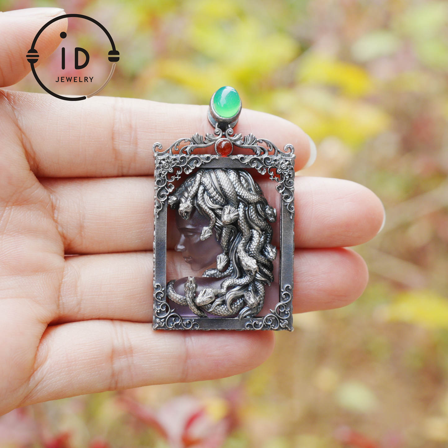 Medusa-Anhänger im Gothic-Stil – Handgefertigter Kunstschmuck mit Amethyst, Chalcedon, Symbol der griechischen Mythologie, Dark Fantasy Statement Piece 