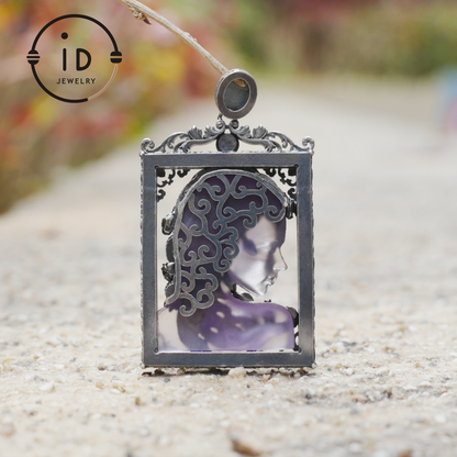 Medusa-Anhänger im Gothic-Stil – Handgefertigter Kunstschmuck mit Amethyst, Chalcedon, Symbol der griechischen Mythologie, Dark Fantasy Statement Piece 