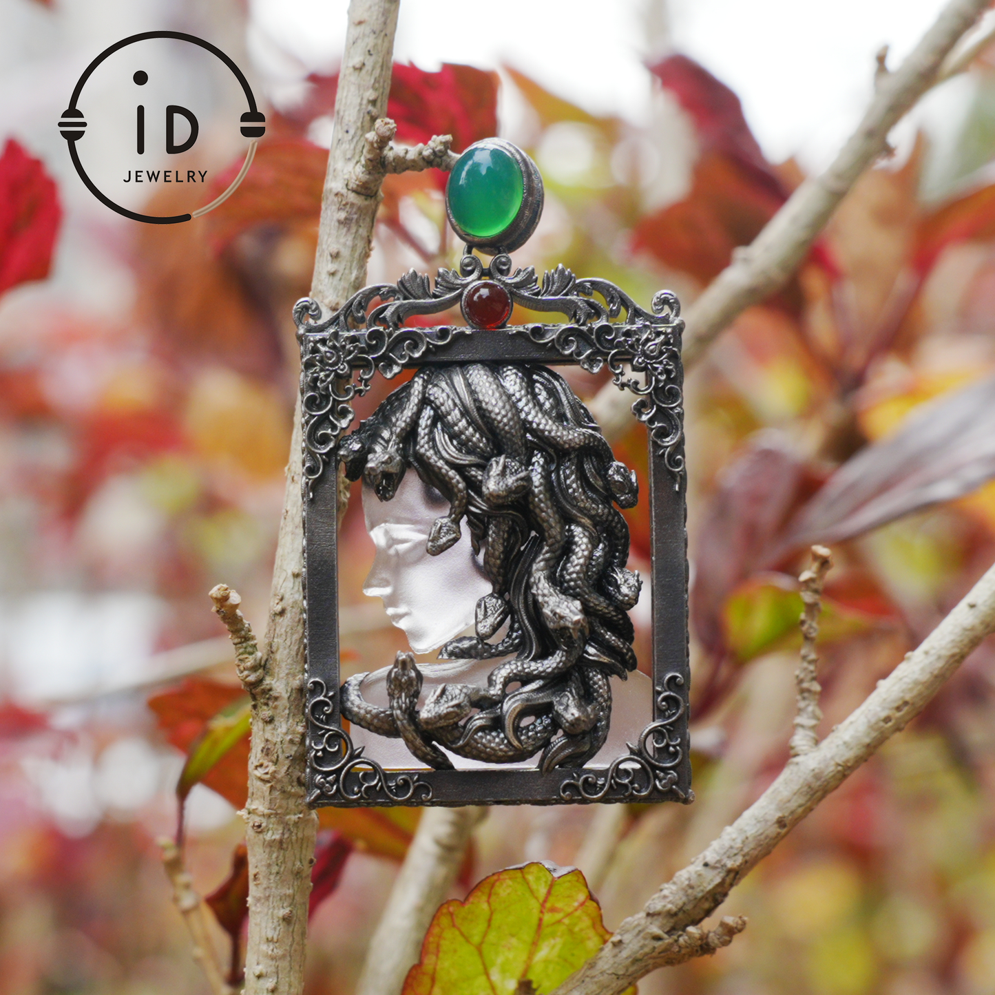 Medusa-Anhänger im Gothic-Stil – Handgefertigter Kunstschmuck mit Amethyst, Chalcedon, Symbol der griechischen Mythologie, Dark Fantasy Statement Piece 