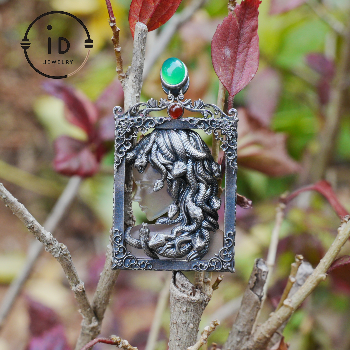 Medusa-Anhänger im Gothic-Stil – Handgefertigter Kunstschmuck mit Amethyst, Chalcedon, Symbol der griechischen Mythologie, Dark Fantasy Statement Piece 