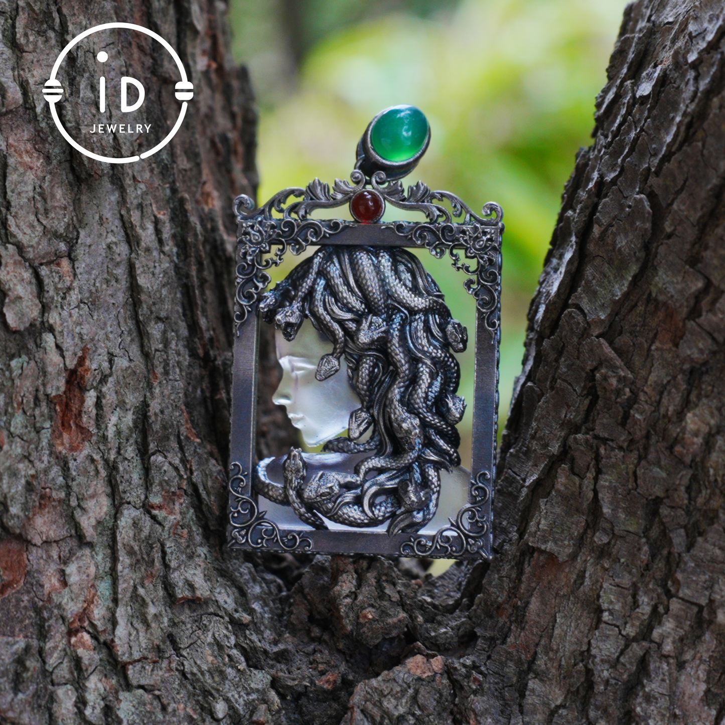 Medusa-Anhänger im Gothic-Stil – Handgefertigter Kunstschmuck mit Amethyst, Chalcedon, Symbol der griechischen Mythologie, Dark Fantasy Statement Piece 