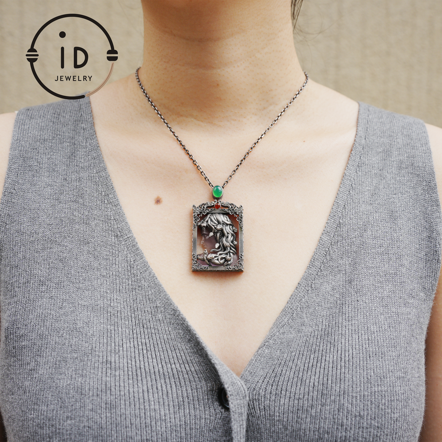 Medusa-Anhänger im Gothic-Stil – Handgefertigter Kunstschmuck mit Amethyst, Chalcedon, Symbol der griechischen Mythologie, Dark Fantasy Statement Piece 