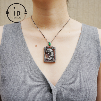 Medusa-Anhänger im Gothic-Stil – Handgefertigter Kunstschmuck mit Amethyst, Chalcedon, Symbol der griechischen Mythologie, Dark Fantasy Statement Piece 