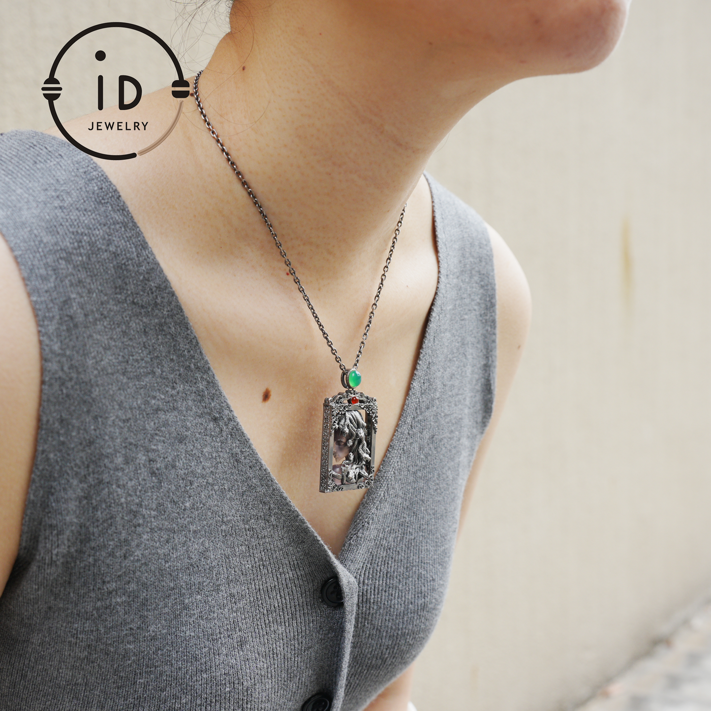 Medusa-Anhänger im Gothic-Stil – Handgefertigter Kunstschmuck mit Amethyst, Chalcedon, Symbol der griechischen Mythologie, Dark Fantasy Statement Piece 