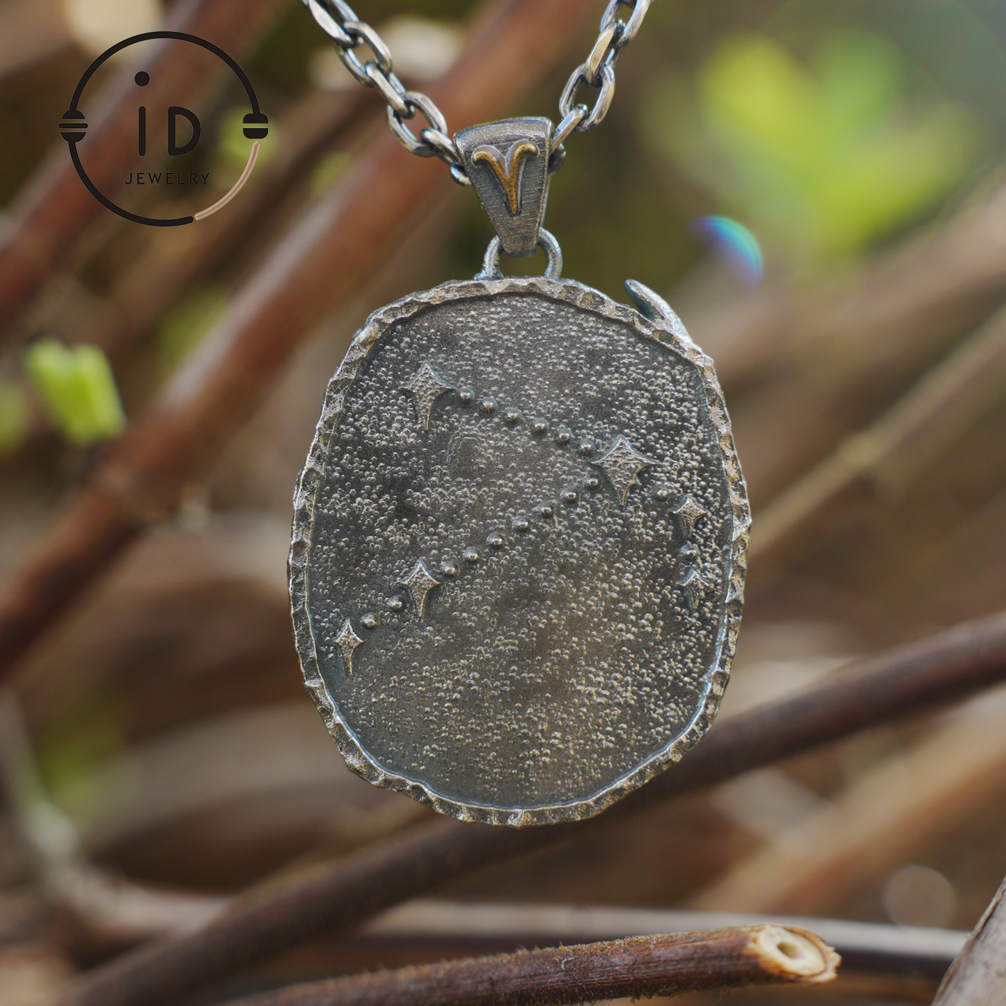 Widder-Medaillon-Anhänger | Unregelmäßiger „Meteoriten“-Rahmen | Blauer Emaille-Sternenglanz | Orangefarbener Zirkonia-Mitte | Handgefertigter Silberschmuck