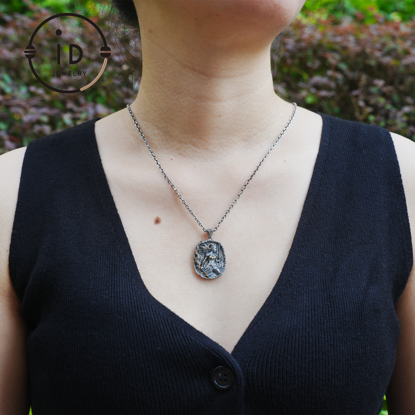 Widder-Medaillon-Anhänger | Unregelmäßiger „Meteoriten“-Rahmen | Blauer Emaille-Sternenglanz | Orangefarbener Zirkonia-Mitte | Handgefertigter Silberschmuck