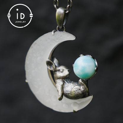 Hasen-Amulett-Anhänger mit Larimar und weißem Kristallmond, handgefertigter Fantasy-Schmuck, Himmlisches Totem, verträumtes Schutzgeschenk