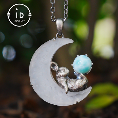 Hasen-Amulett-Anhänger mit Larimar und weißem Kristallmond, handgefertigter Fantasy-Schmuck, Himmlisches Totem, verträumtes Schutzgeschenk
