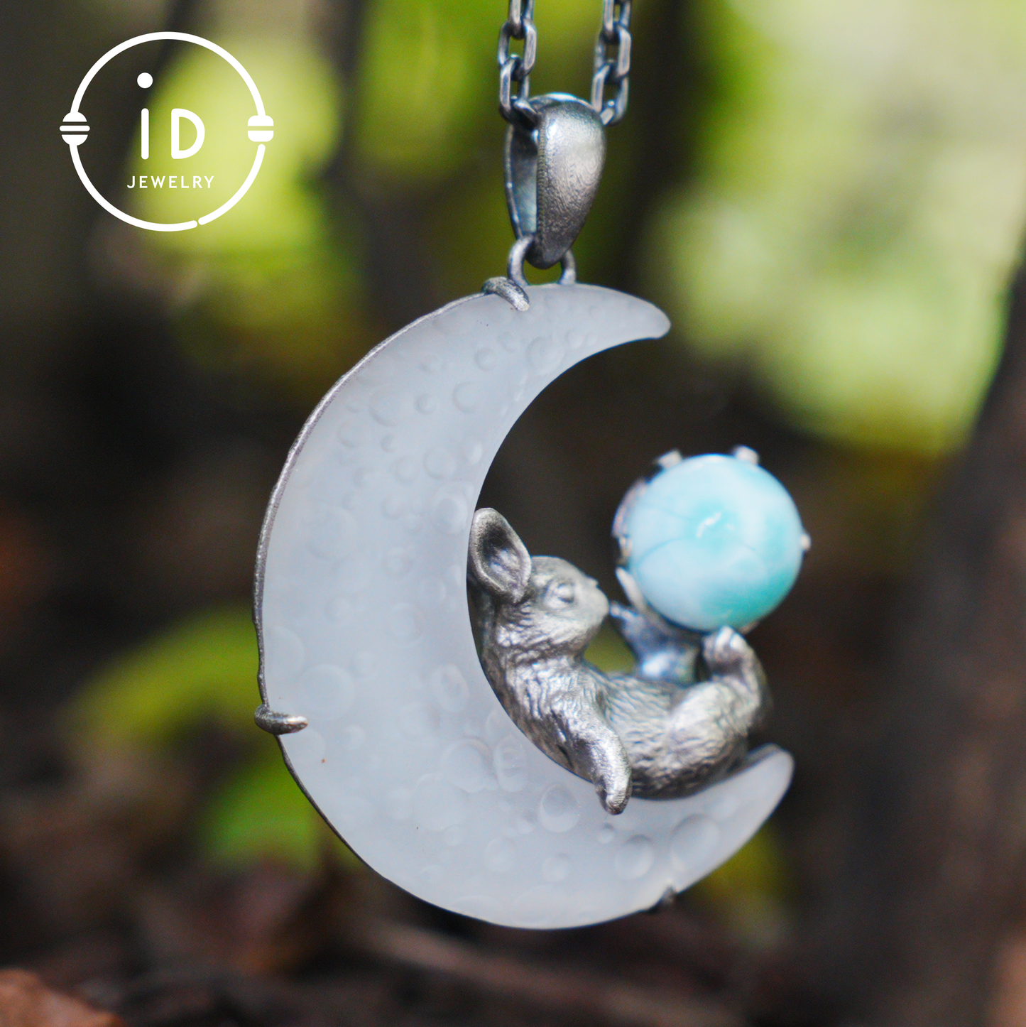 Hasen-Amulett-Anhänger mit Larimar und weißem Kristallmond, handgefertigter Fantasy-Schmuck, Himmlisches Totem, verträumtes Schutzgeschenk