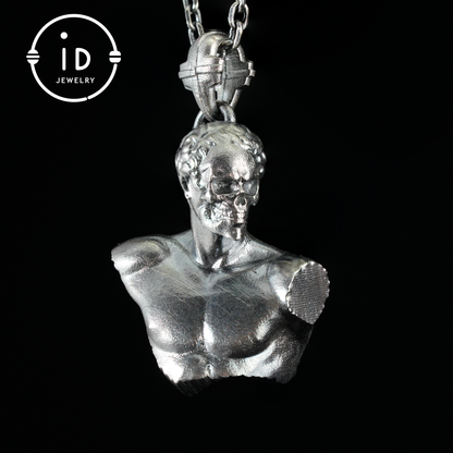 Anhänger „Heroischer Mut“ – Silberkette mit grünem Zirkon, handgefertigtes mythologisches Design, Symbol für Stärke und Widerstandsfähigkeit