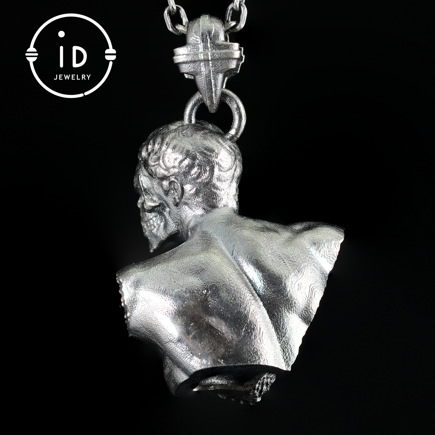 Anhänger „Heroischer Mut“ – Silberkette mit grünem Zirkon, handgefertigtes mythologisches Design, Symbol für Stärke und Widerstandsfähigkeit