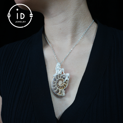 Meerjungfrau Muschel Fossil Anhänger, Handgefertigtes Meeresgöttin Amulett, Spiritueller Schutzschmuck, Mythisches Kunstdesign, Sirenenmeer Geschenk