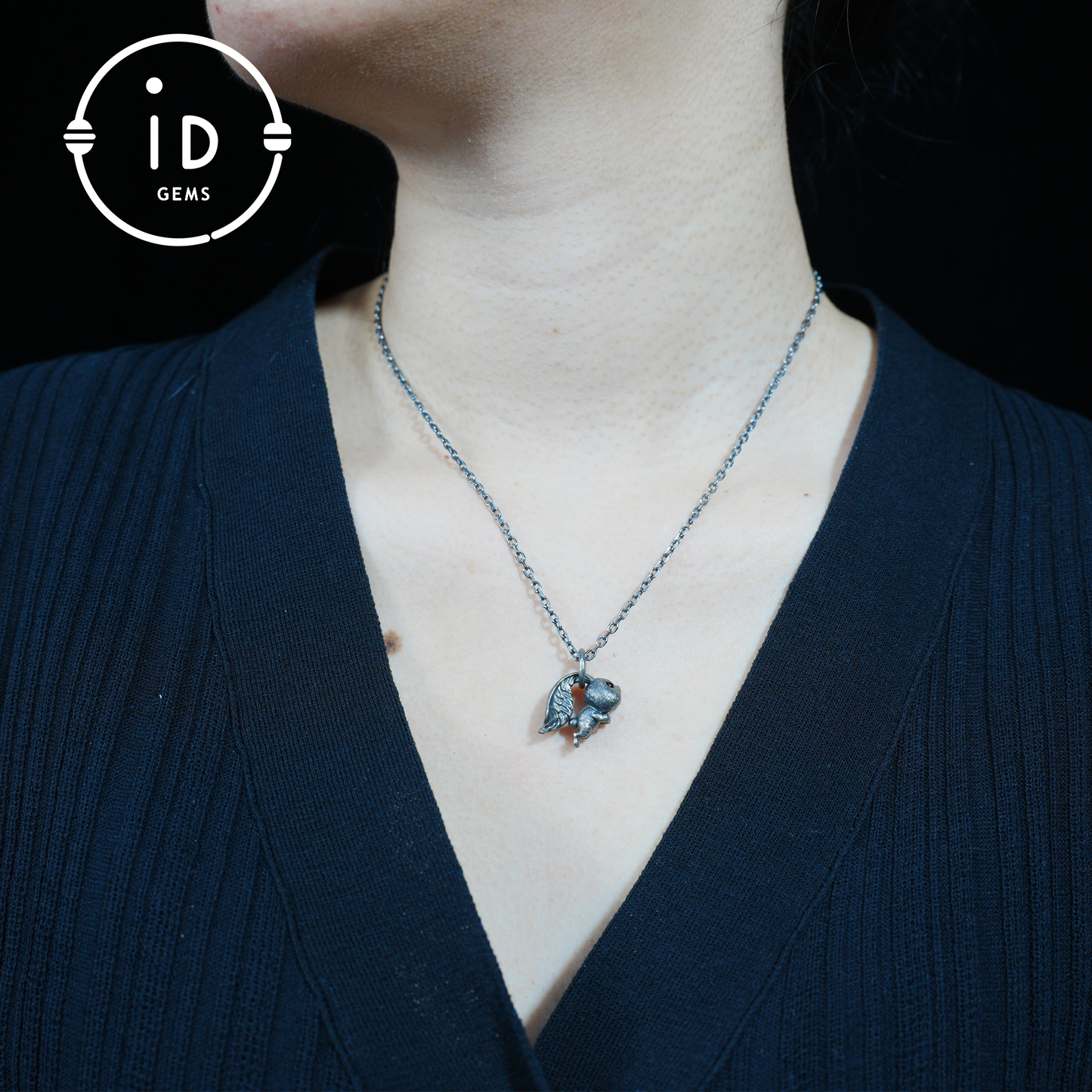 Kaninchenanhänger – springendes Häschentotem mit Onyxaugen, handgefertigtes Tieramulett, Symbol des Erwachens und Neubeginns