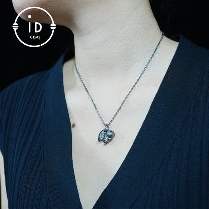Kaninchenanhänger – springendes Häschentotem mit Onyxaugen, handgefertigtes Tieramulett, Symbol des Erwachens und Neubeginns
