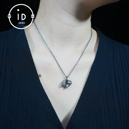 Kaninchenanhänger – springendes Häschentotem mit Onyxaugen, handgefertigtes Tieramulett, Symbol des Erwachens und Neubeginns