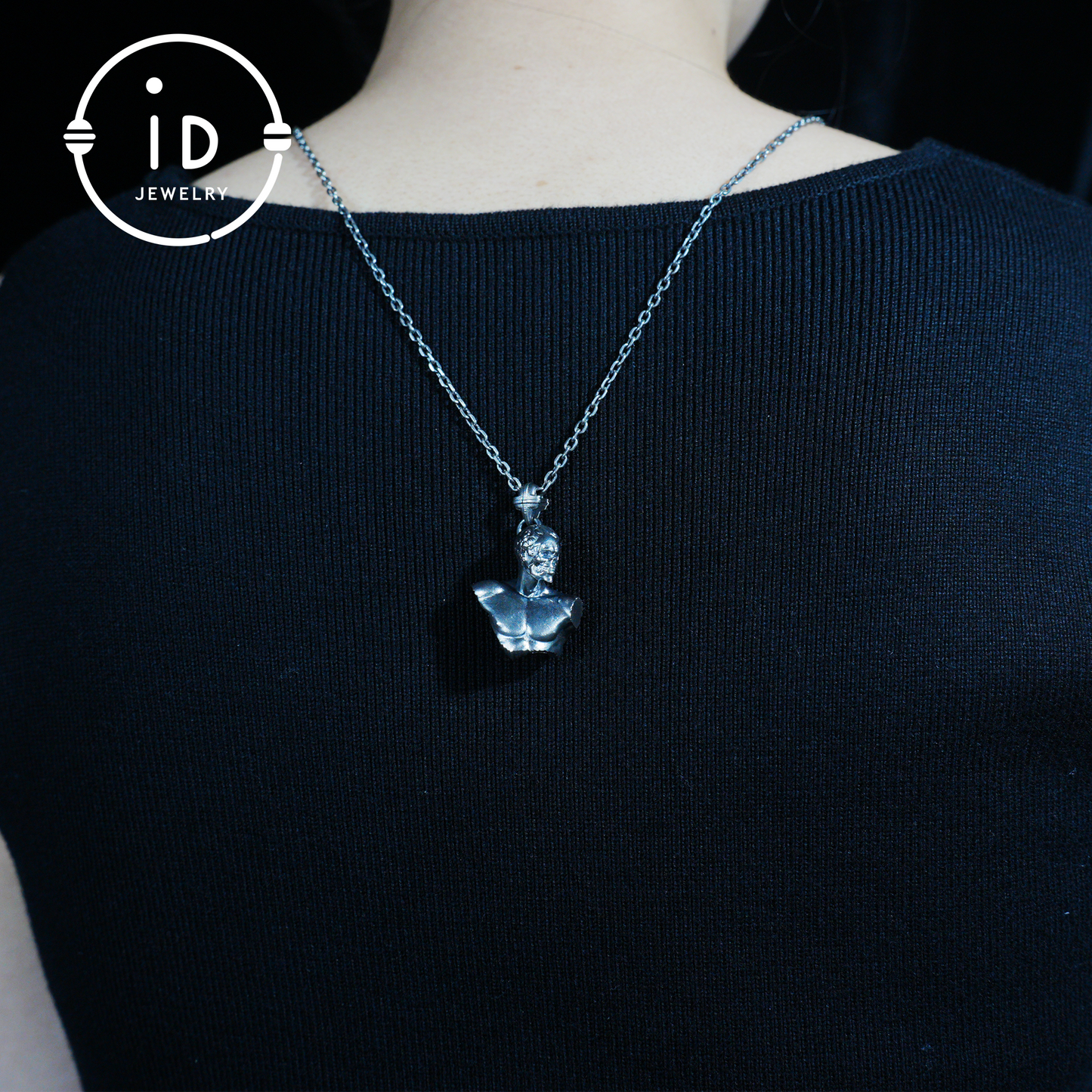 Anhänger „Heroischer Mut“ – Silberkette mit grünem Zirkon, handgefertigtes mythologisches Design, Symbol für Stärke und Widerstandsfähigkeit