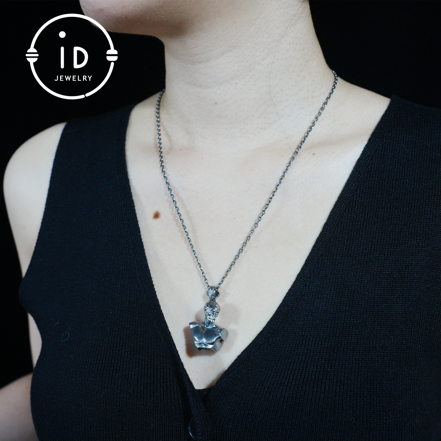 Anhänger „Heroischer Mut“ – Silberkette mit grünem Zirkon, handgefertigtes mythologisches Design, Symbol für Stärke und Widerstandsfähigkeit