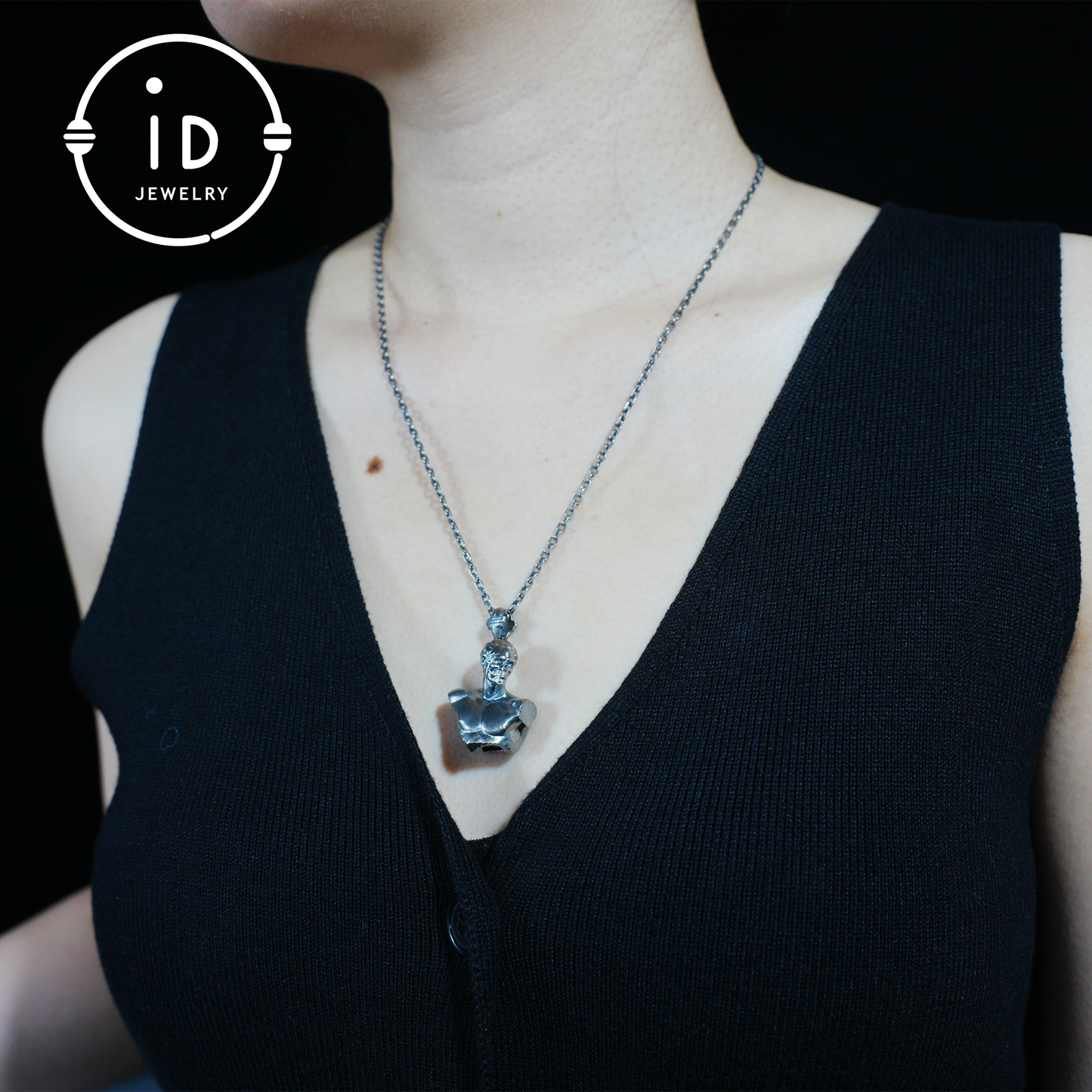 Anhänger „Heroischer Mut“ – Silberkette mit grünem Zirkon, handgefertigtes mythologisches Design, Symbol für Stärke und Widerstandsfähigkeit