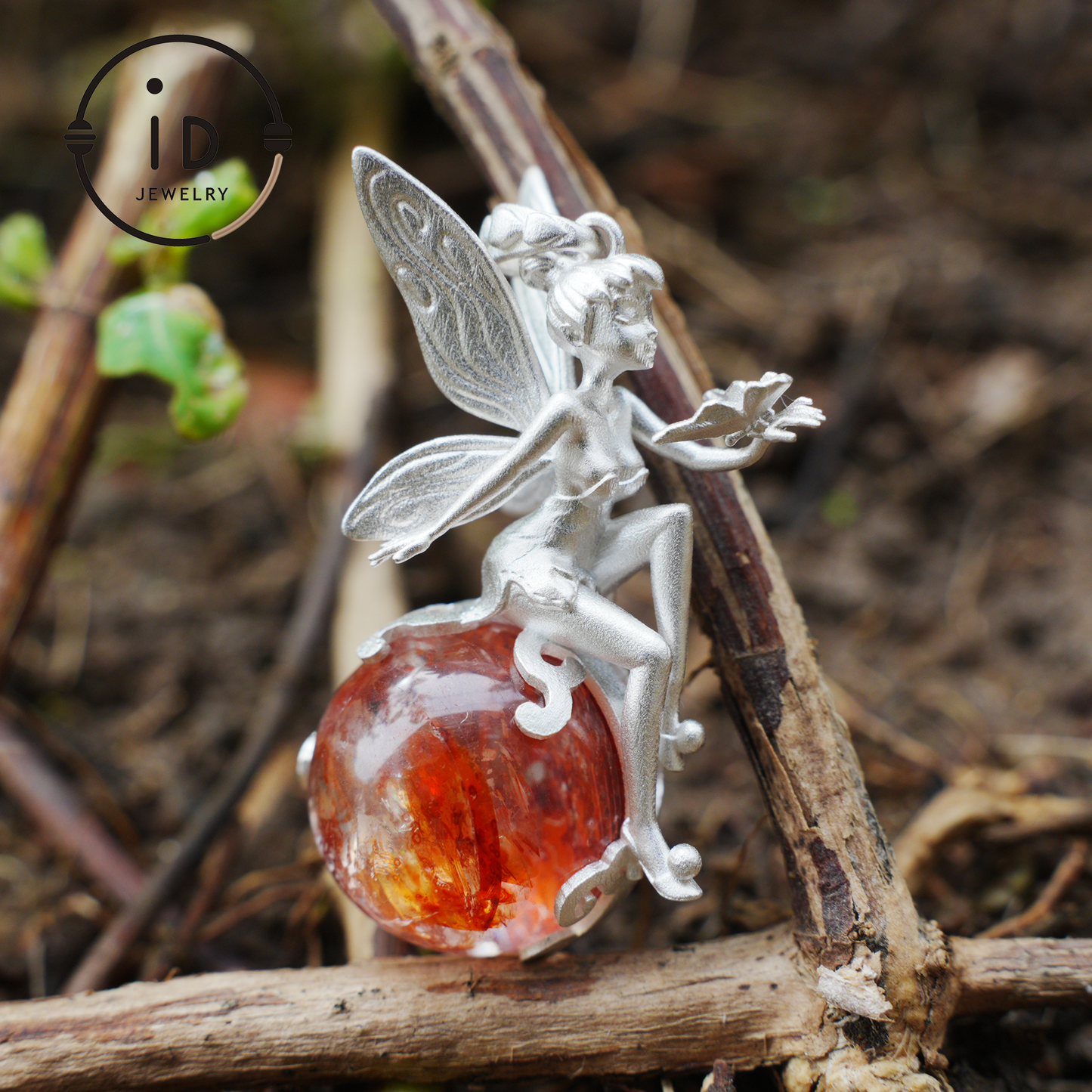 Feenanhänger mit Kristallkugel, Herbstgeist-Amulett, handgefertigter Fantasy-Schmuck, Flüsterndes Elfen-Design, von der Natur inspiriertes Andenken