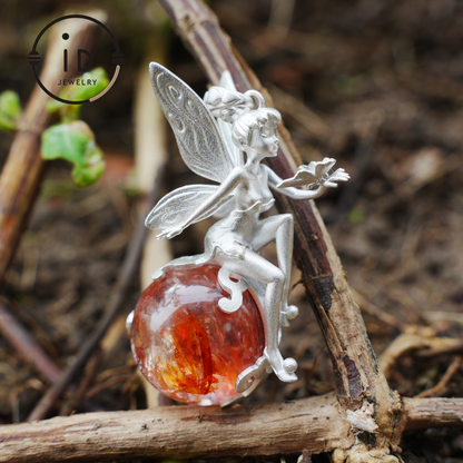 Feenanhänger mit Kristallkugel, Herbstgeist-Amulett, handgefertigter Fantasy-Schmuck, Flüsterndes Elfen-Design, von der Natur inspiriertes Andenken