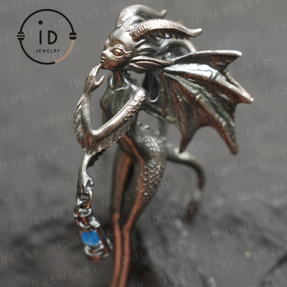 Drachenmädchen-Anhänger – Fantasy-Schmuck mit geflügeltem Wesen und grünem Chalcedon, handgefertigter Gothic-Feen-Anhänger, Mythisches Laternen-Design 