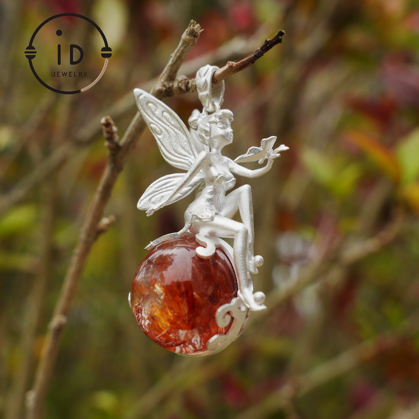 Feenanhänger mit Kristallkugel, Herbstgeist-Amulett, handgefertigter Fantasy-Schmuck, Flüsterndes Elfen-Design, von der Natur inspiriertes Andenken