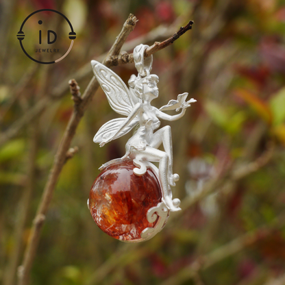Feenanhänger mit Kristallkugel, Herbstgeist-Amulett, handgefertigter Fantasy-Schmuck, Flüsterndes Elfen-Design, von der Natur inspiriertes Andenken