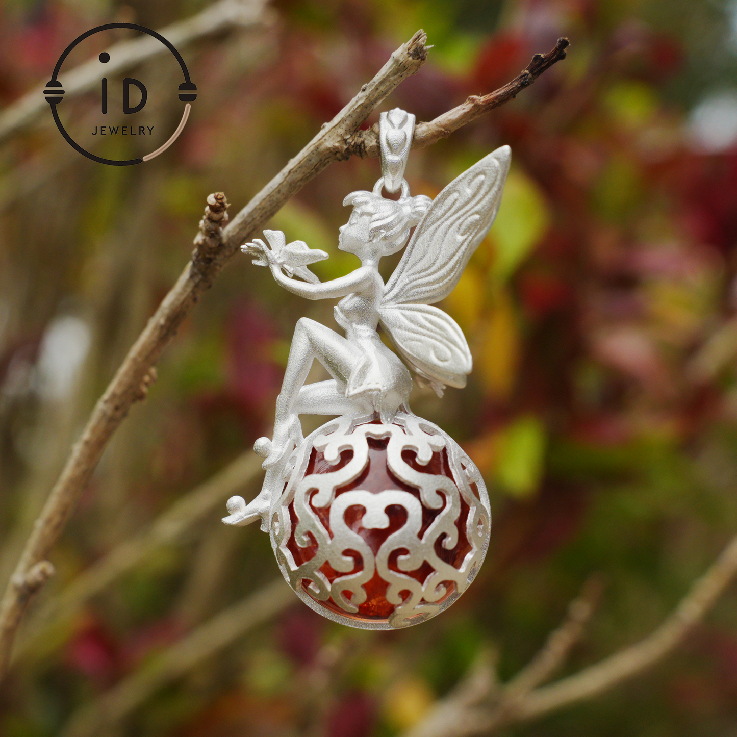 Feenanhänger mit Kristallkugel, Herbstgeist-Amulett, handgefertigter Fantasy-Schmuck, Flüsterndes Elfen-Design, von der Natur inspiriertes Andenken