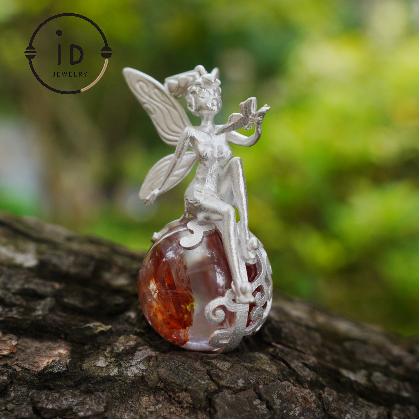 Feenanhänger mit Kristallkugel, Herbstgeist-Amulett, handgefertigter Fantasy-Schmuck, Flüsterndes Elfen-Design, von der Natur inspiriertes Andenken