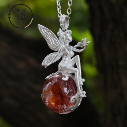 Feenanhänger mit Kristallkugel, Herbstgeist-Amulett, handgefertigter Fantasy-Schmuck, Flüsterndes Elfen-Design, von der Natur inspiriertes Andenken