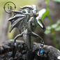 Drachenmädchen-Anhänger – Fantasy-Schmuck mit geflügeltem Wesen und grünem Chalcedon, handgefertigter Gothic-Feen-Anhänger, Mythisches Laternen-Design 
