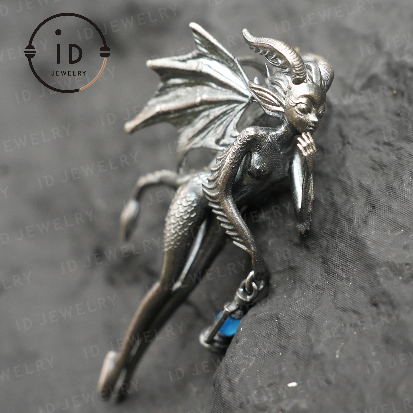 Drachenmädchen-Anhänger – Fantasy-Schmuck mit geflügeltem Wesen und grünem Chalcedon, handgefertigter Gothic-Feen-Anhänger, Mythisches Laternen-Design 
