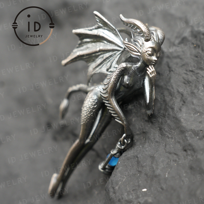 Drachenmädchen-Anhänger – Fantasy-Schmuck mit geflügeltem Wesen und grünem Chalcedon, handgefertigter Gothic-Feen-Anhänger, Mythisches Laternen-Design 