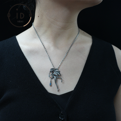 Drachenmädchen-Anhänger – Fantasy-Schmuck mit geflügeltem Wesen und grünem Chalcedon, handgefertigter Gothic-Feen-Anhänger, Mythisches Laternen-Design 