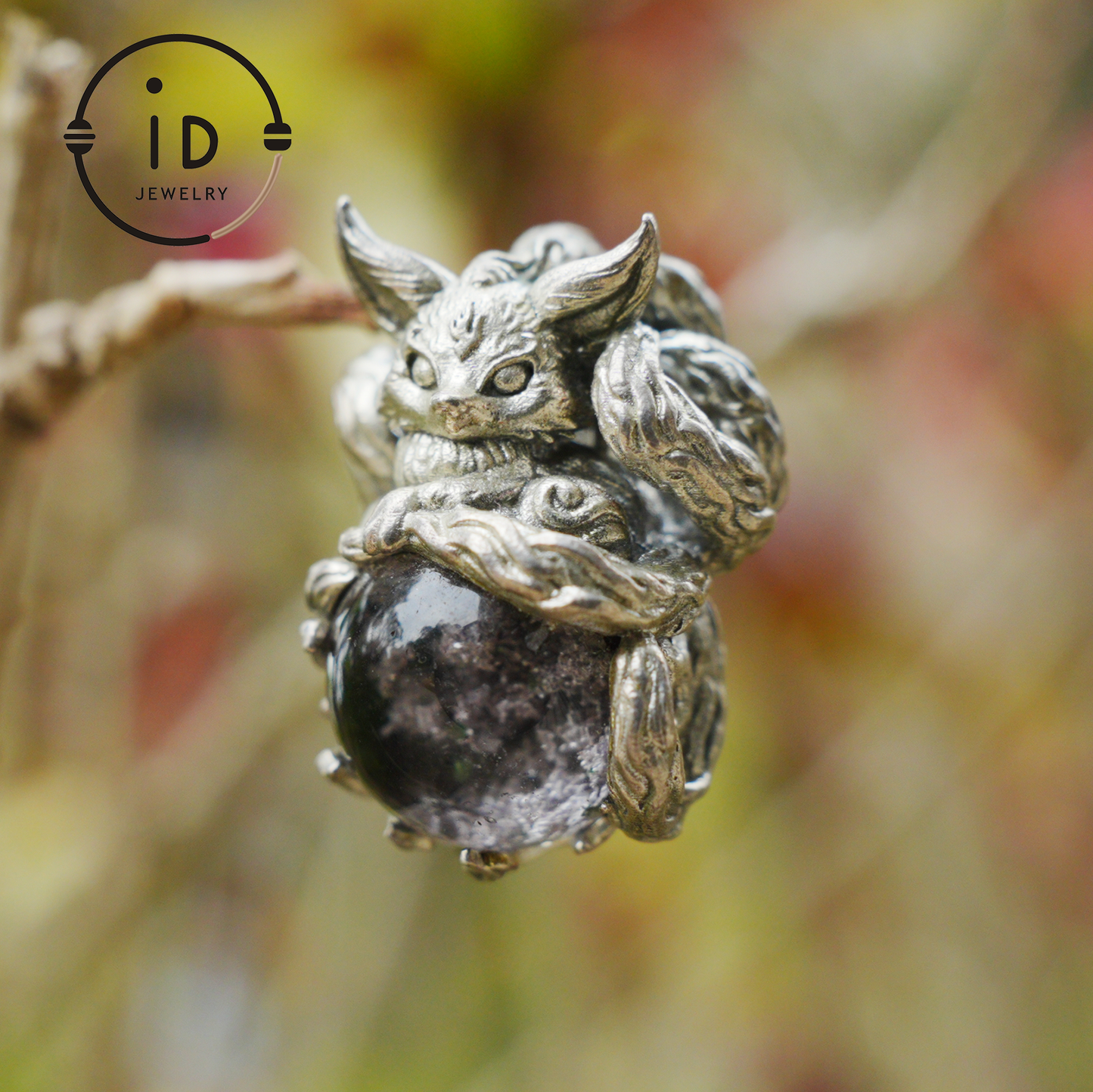 Mystischer Fuchs Anhänger mit Phantomquarz, handgefertigtes Schutzamulett, Fantasy Tierschmuck, Verzauberte Spirit Totem Halskette