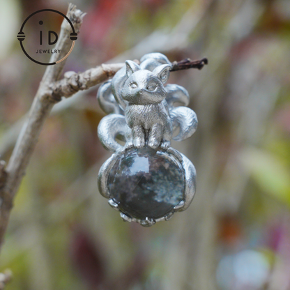 Fuchs-Anhänger mit Geisterquarz, Neunschwänziges Geister-Amulett, handgefertigter Fantasy-Schmuck, Verträumte Wald-Totem-Halskette, Mythisches Design