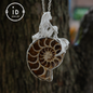 Meerjungfrau Muschel Fossil Anhänger, Handgefertigtes Meeresgöttin Amulett, Spiritueller Schutzschmuck, Mythisches Kunstdesign, Sirenenmeer Geschenk