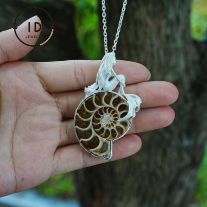 Meerjungfrau Muschel Fossil Anhänger, Handgefertigtes Meeresgöttin Amulett, Spiritueller Schutzschmuck, Mythisches Kunstdesign, Sirenenmeer Geschenk