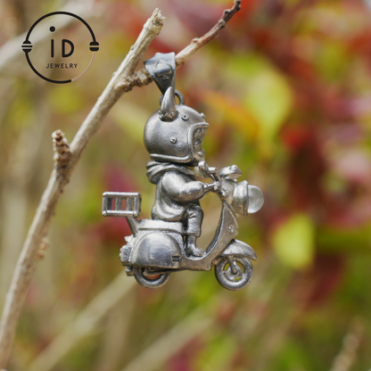 Mystischer Nachtreiter-Anhänger mit Labradoritlicht, handgefertigte Talisman-Halskette, Fantasy-Schmuck für Suchende nach innerer Reise