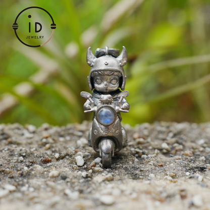 Mystischer Nachtreiter-Anhänger mit Labradoritlicht, handgefertigte Talisman-Halskette, Fantasy-Schmuck für Suchende nach innerer Reise