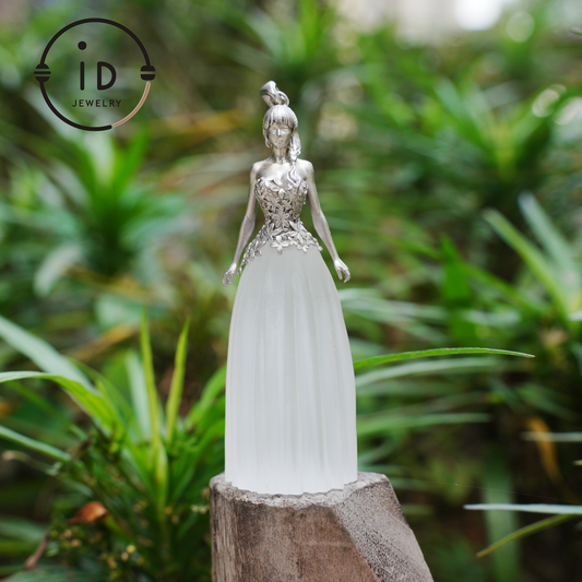 Ethereal Muse Halskette 925 Silber Weißer Quarz Anhänger Damenfigur Geschenk Handgefertigter Statement Schmuck 