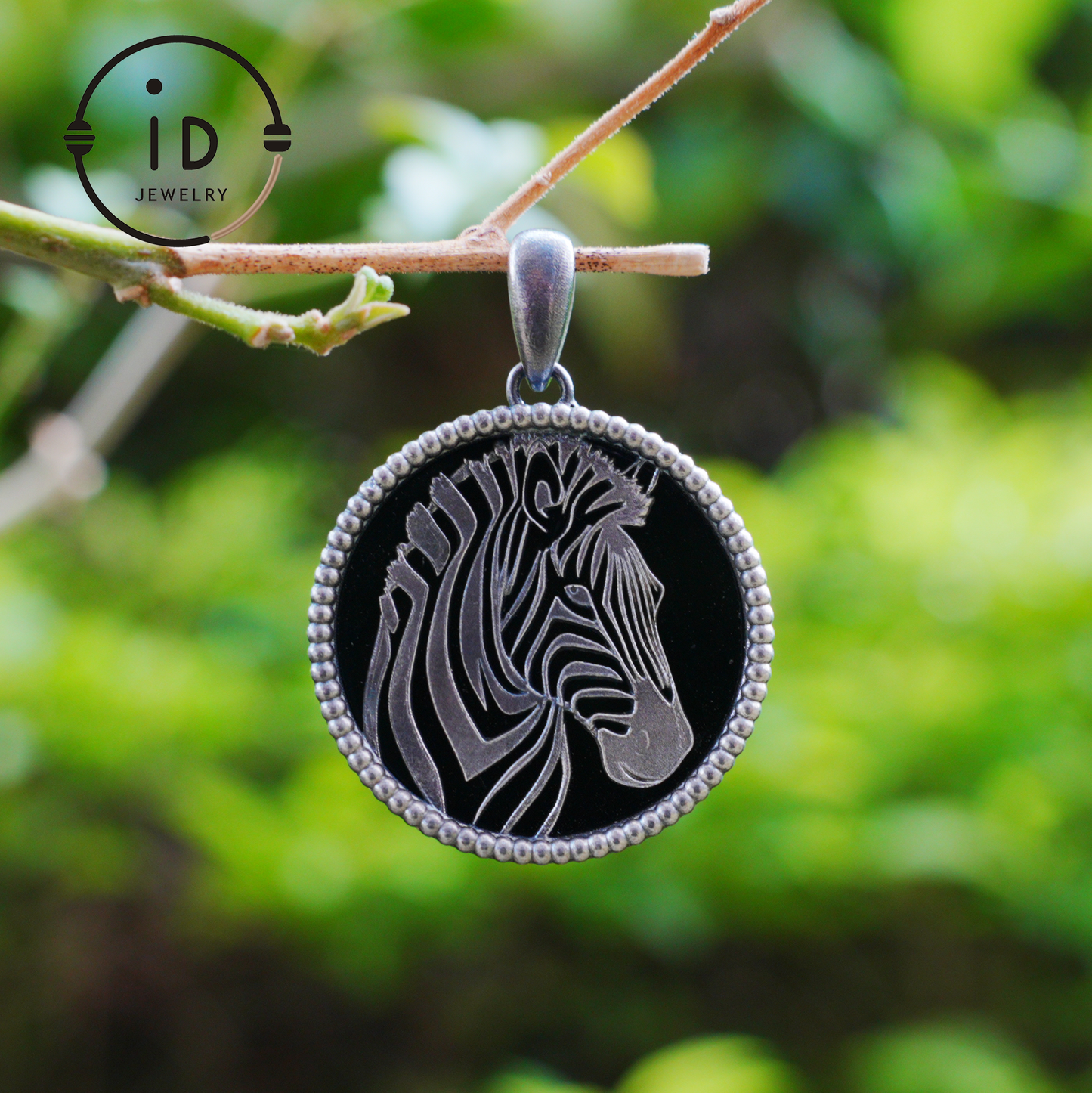 Wildtier-Zebra-Totem-Halskette | Handgefertigtes Reliefmedaillon aus 925er Sterlingsilber | Schwarz-weißer minimalistischer Unisex-Anhänger | Doppelseitiges Design
